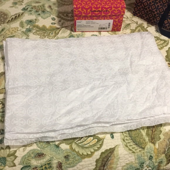 Large Tory Burch Gift Bag, shoe box and 3 sheets of tissue paper. - Picture 6 of 6